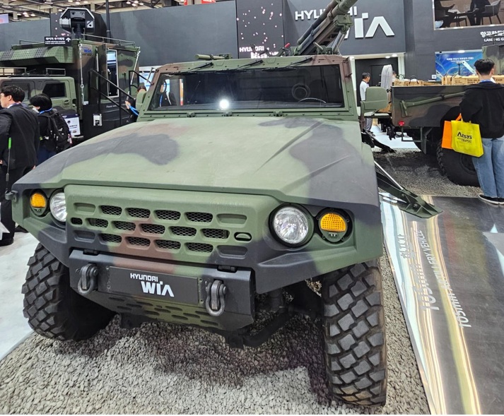 Hyundai WIA Presents Lightweight 105mm Self-Propelled Howitzer
