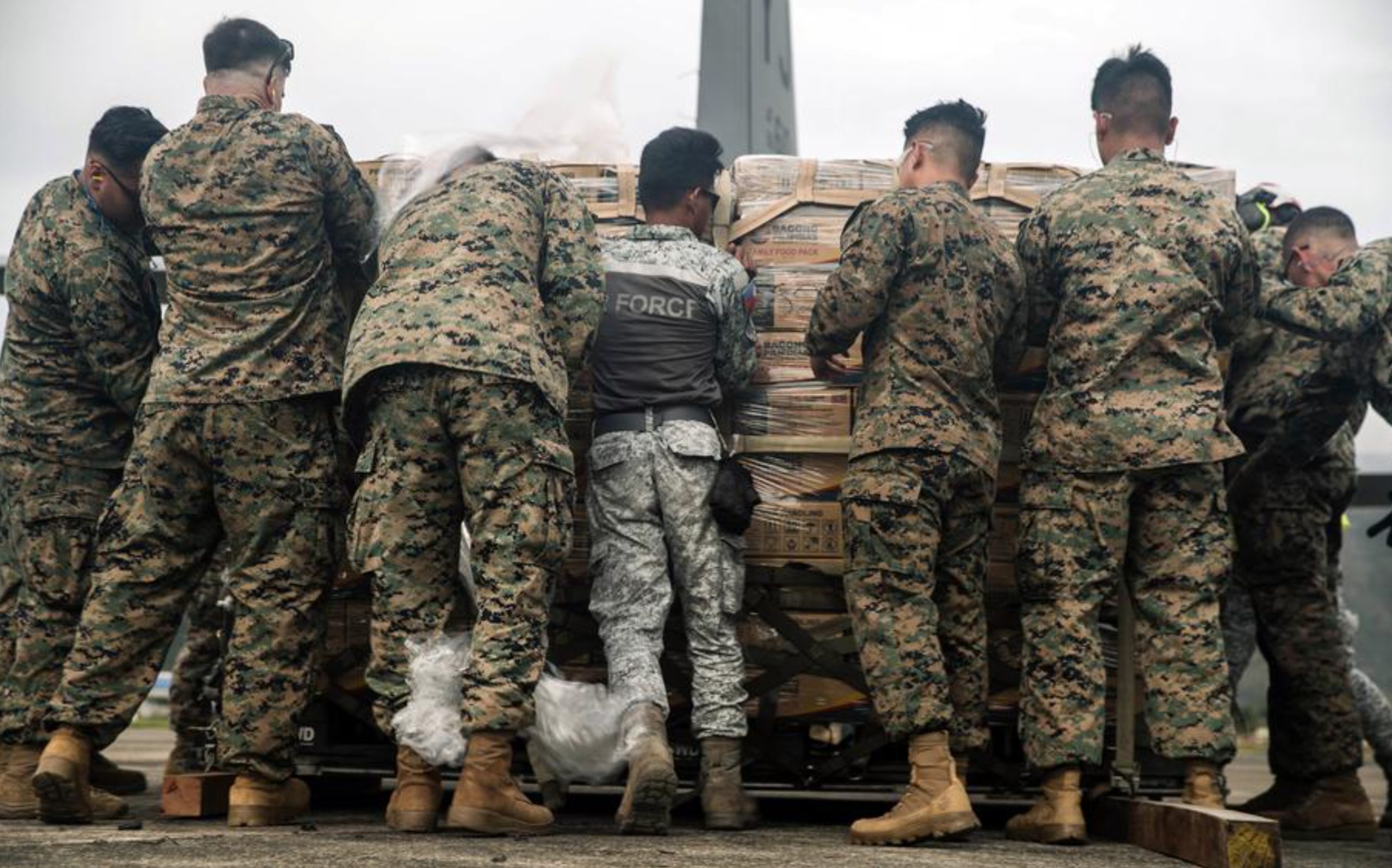 Daang-daang tropang Amerikano Tumutulong sa Relief Operations ng Pilipinas