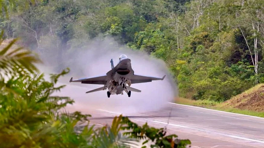 TNI Conducts Fighter Jet Landing Trials in Lampung Toll Road