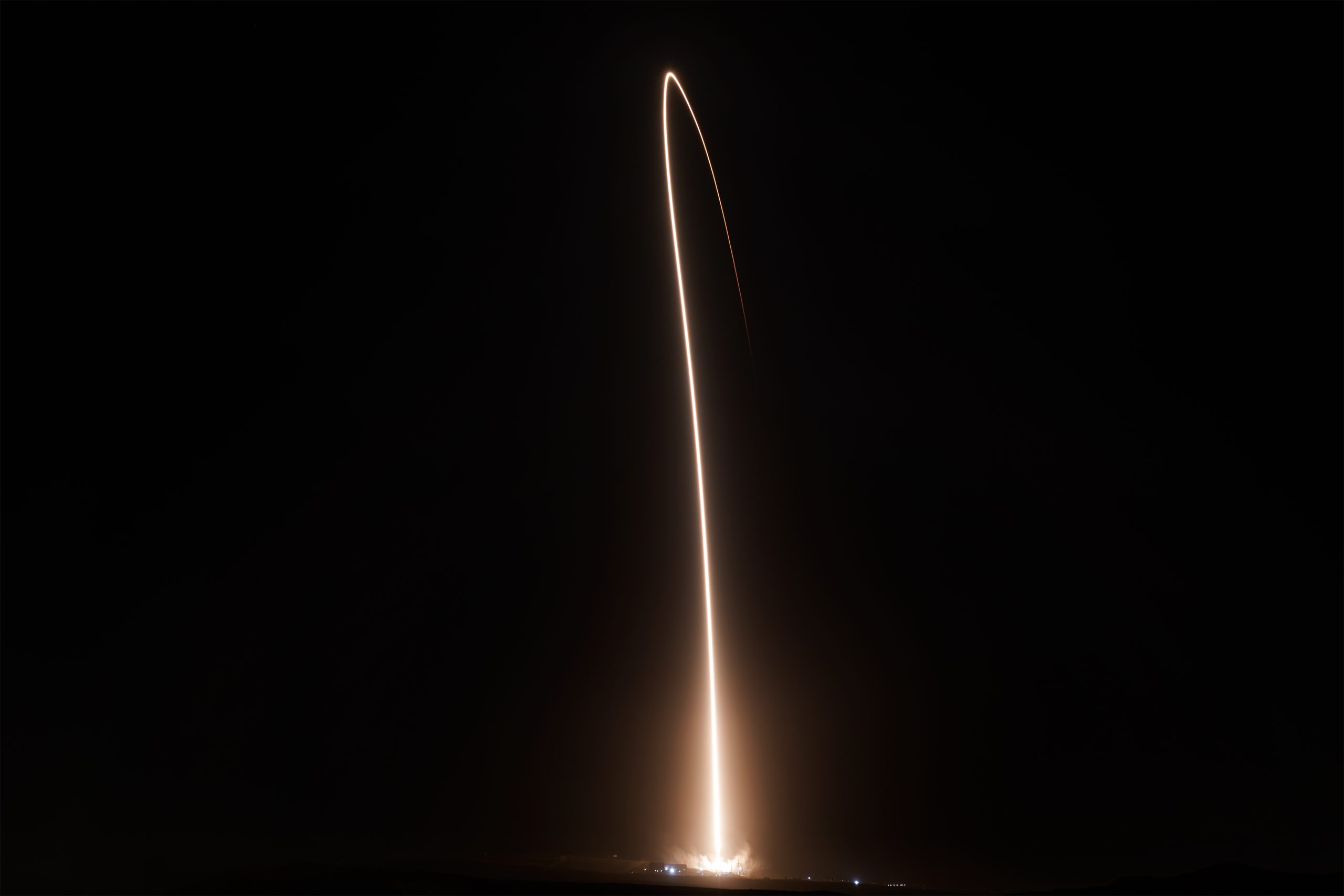 SpaceX Jayakan Pelancaran Satelit Berturut-Turut Dua Pantai