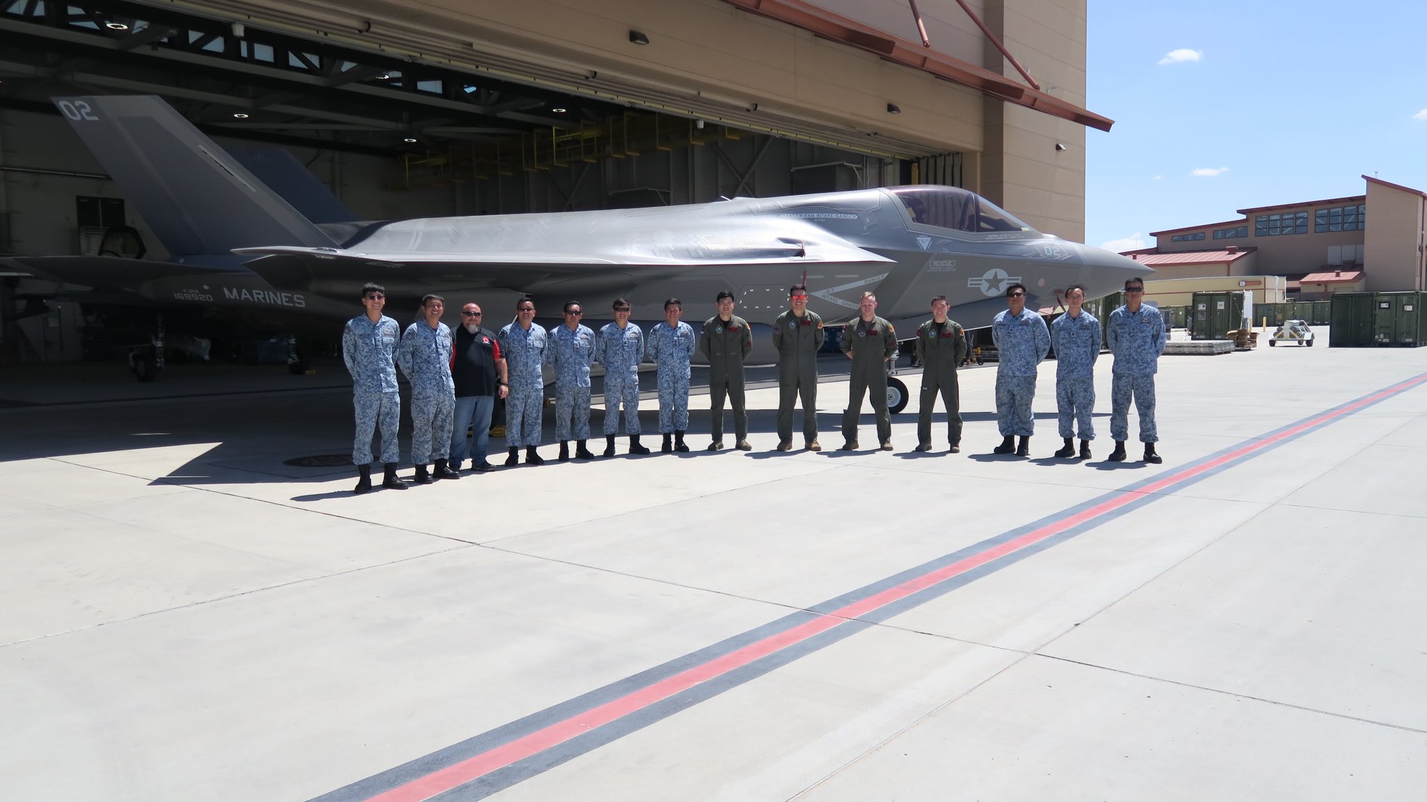 Lockheed Martin F-35 ditempatkan di Tengah
